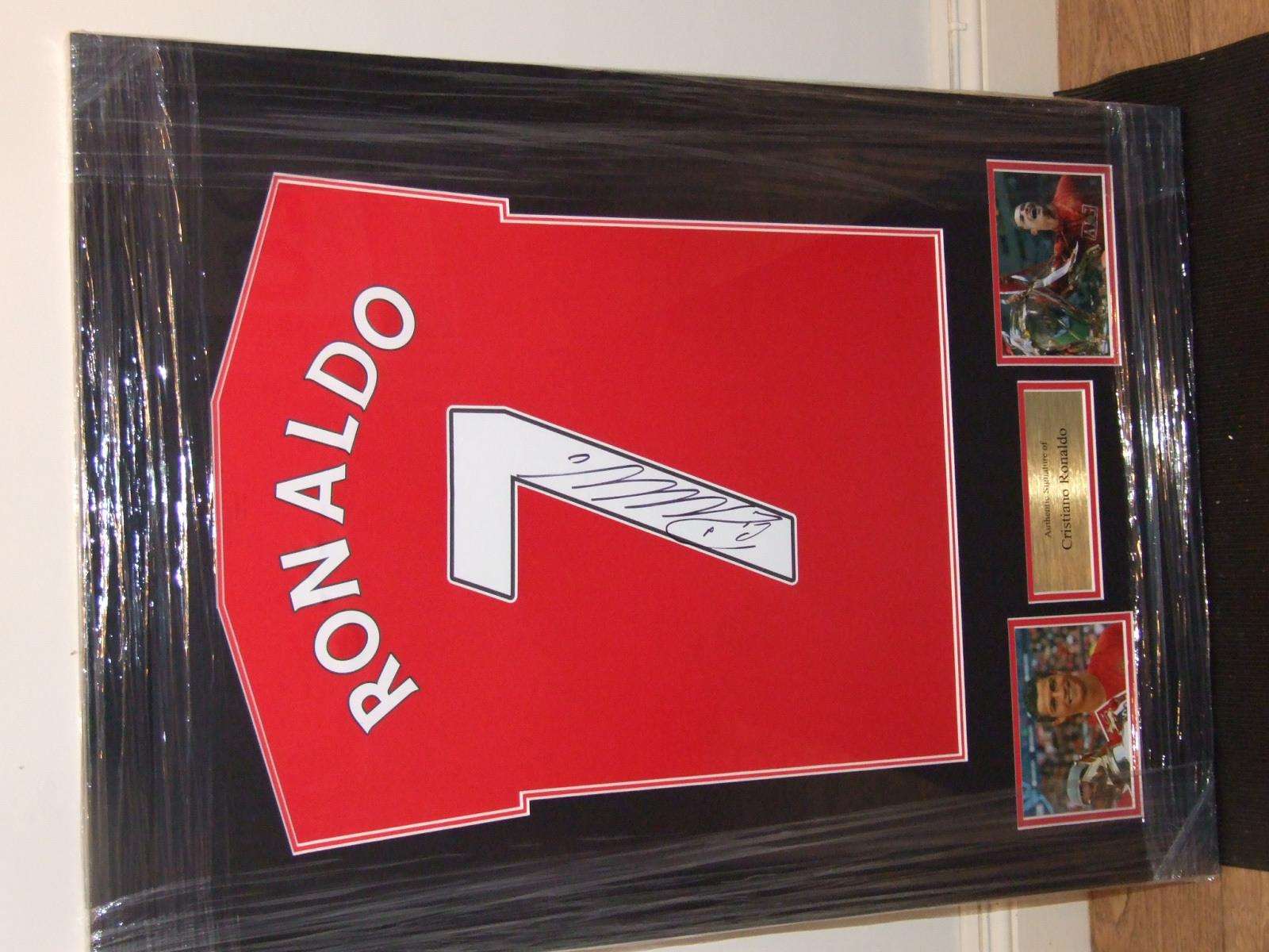 A Man Utd shirt signed by Cristiano Ronaldo. (6744087)