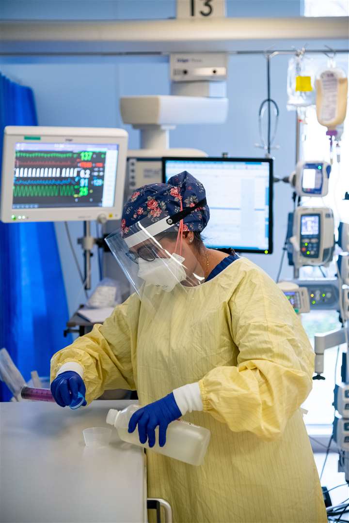 Staff working on the QEH frontline treating Covid. (44057054)