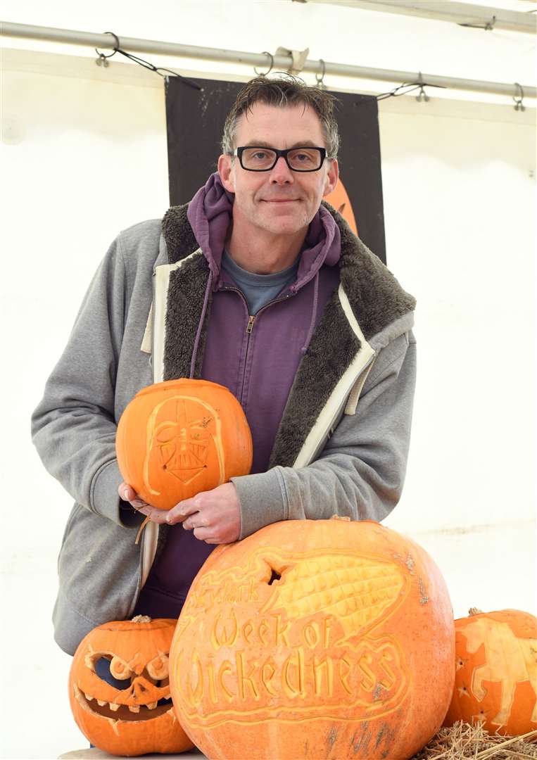 Skylark pumpkin carving and picking..Paul Long..... (42846825)
