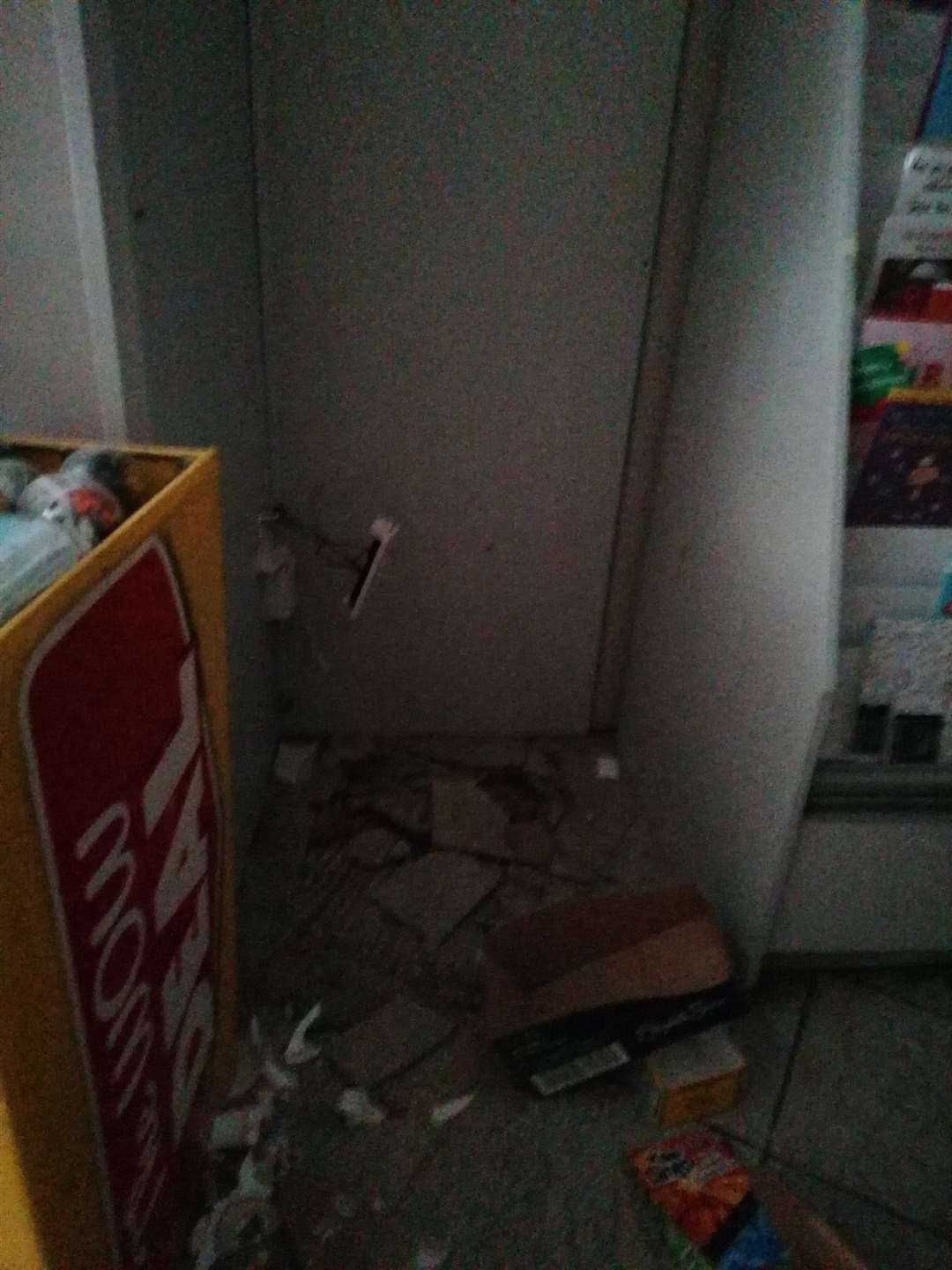 The cash machine was in this alcove inside the store. (54143551)