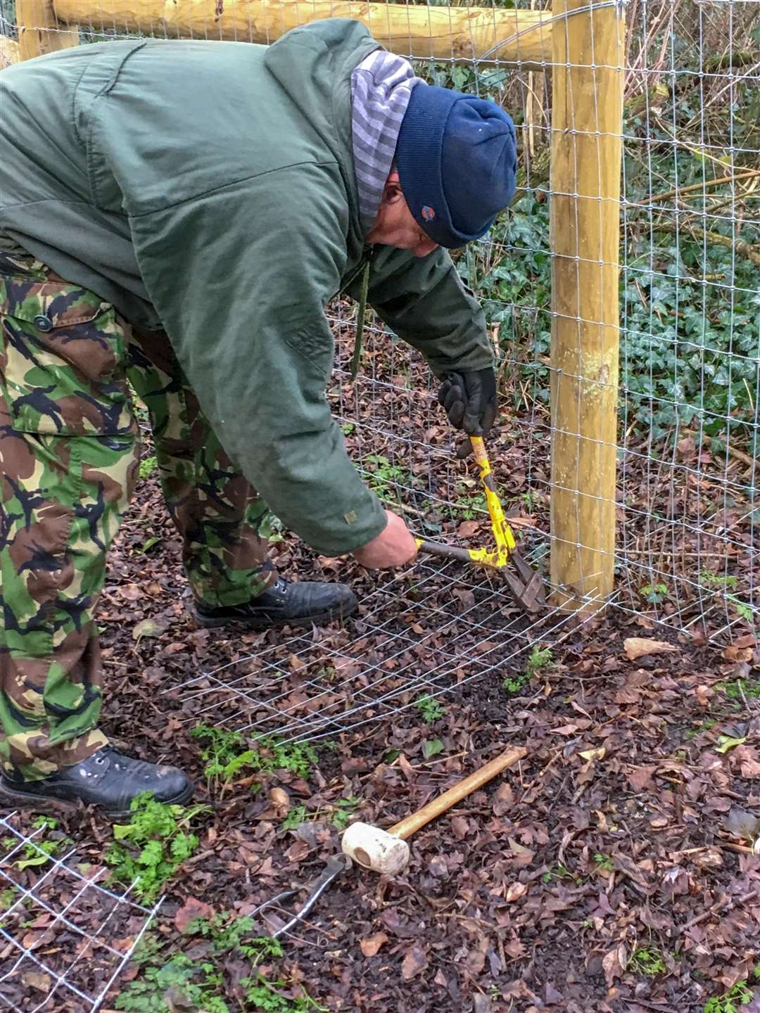 Parish council chairman Steve emery carries out repairs to Manea otter fence which has been repeatedly vandalised. (6909306)