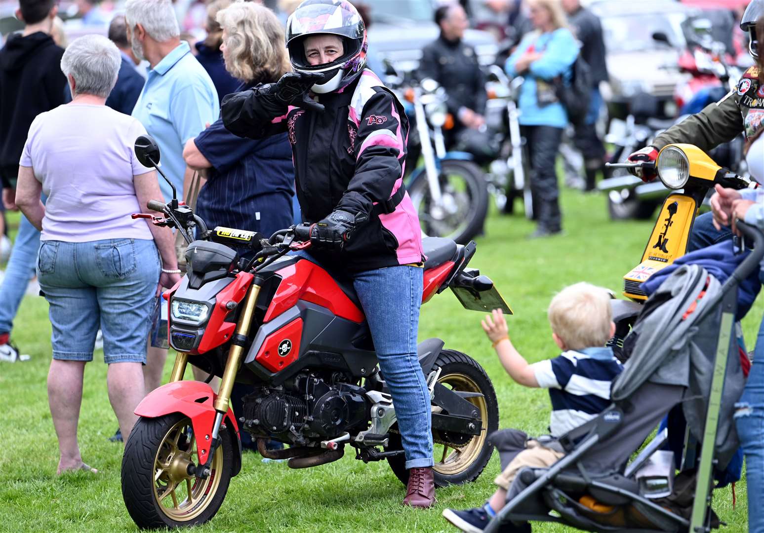 This young fan was enthralled