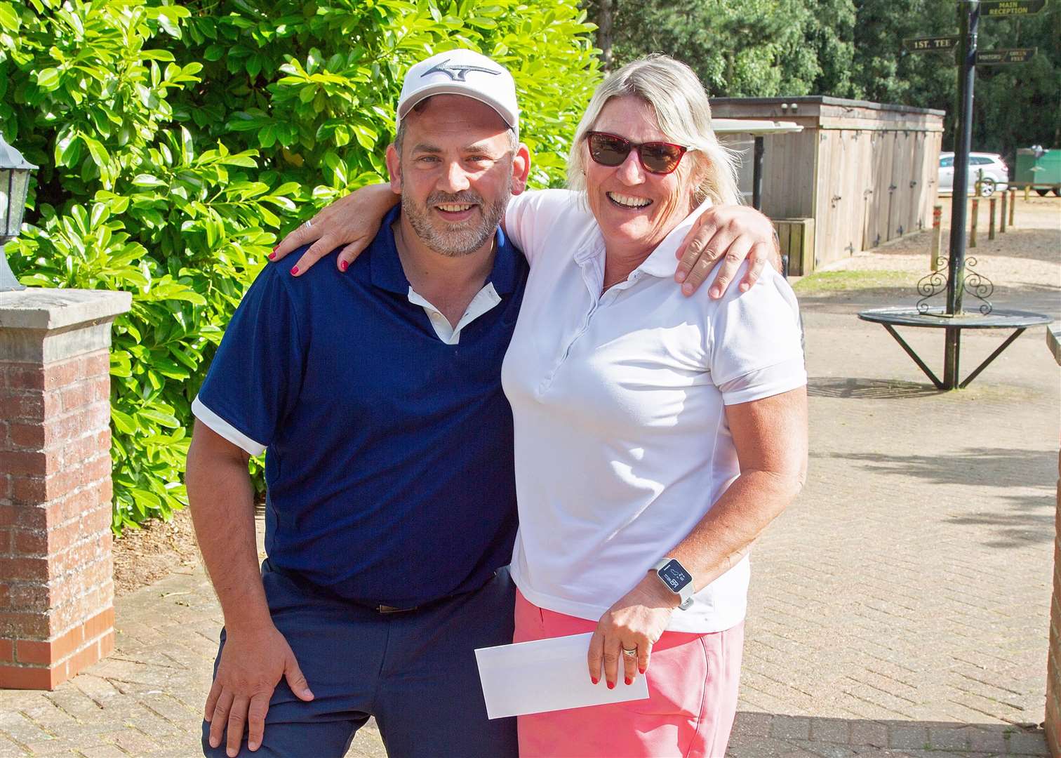 Ladies winner Michelle Ralph receiving her award from Simon Smith