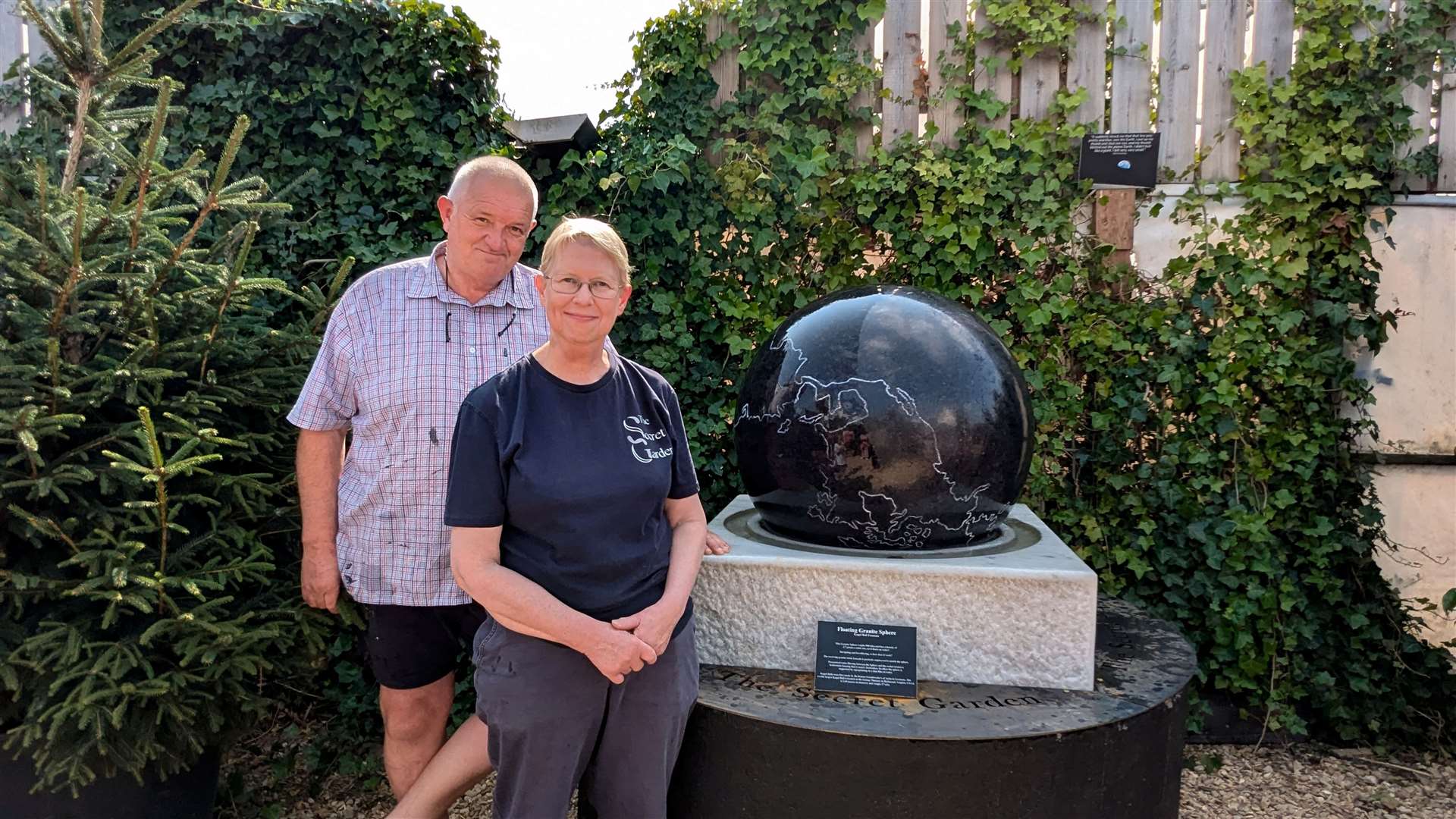 Neil & Lesley Pollington with the Kugal Ball Fountain.