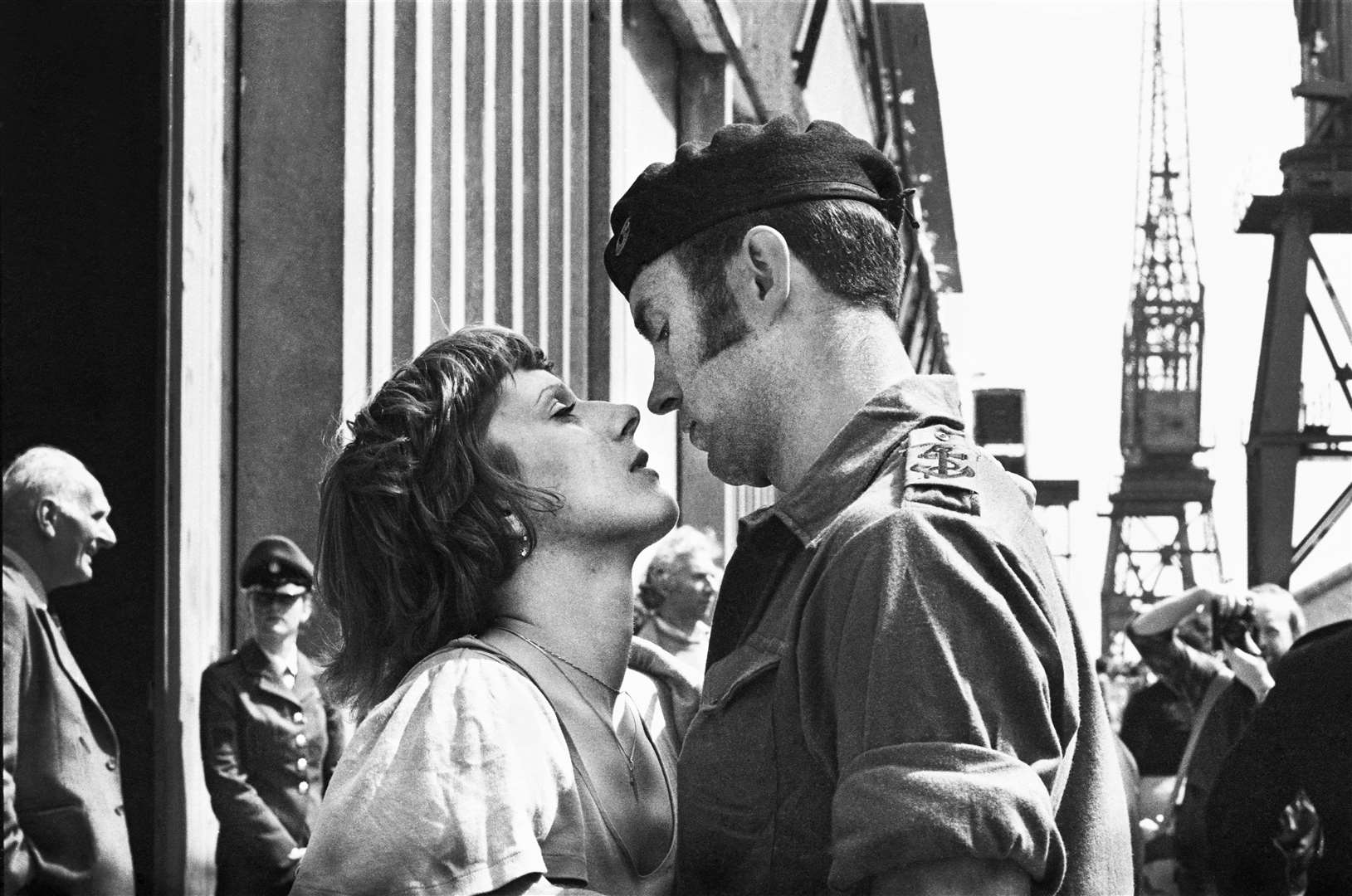 Roy Eggleston and his then-girlfriend say goodbye before he boards the QE2 in 1982 (Mirrorpix/PA)