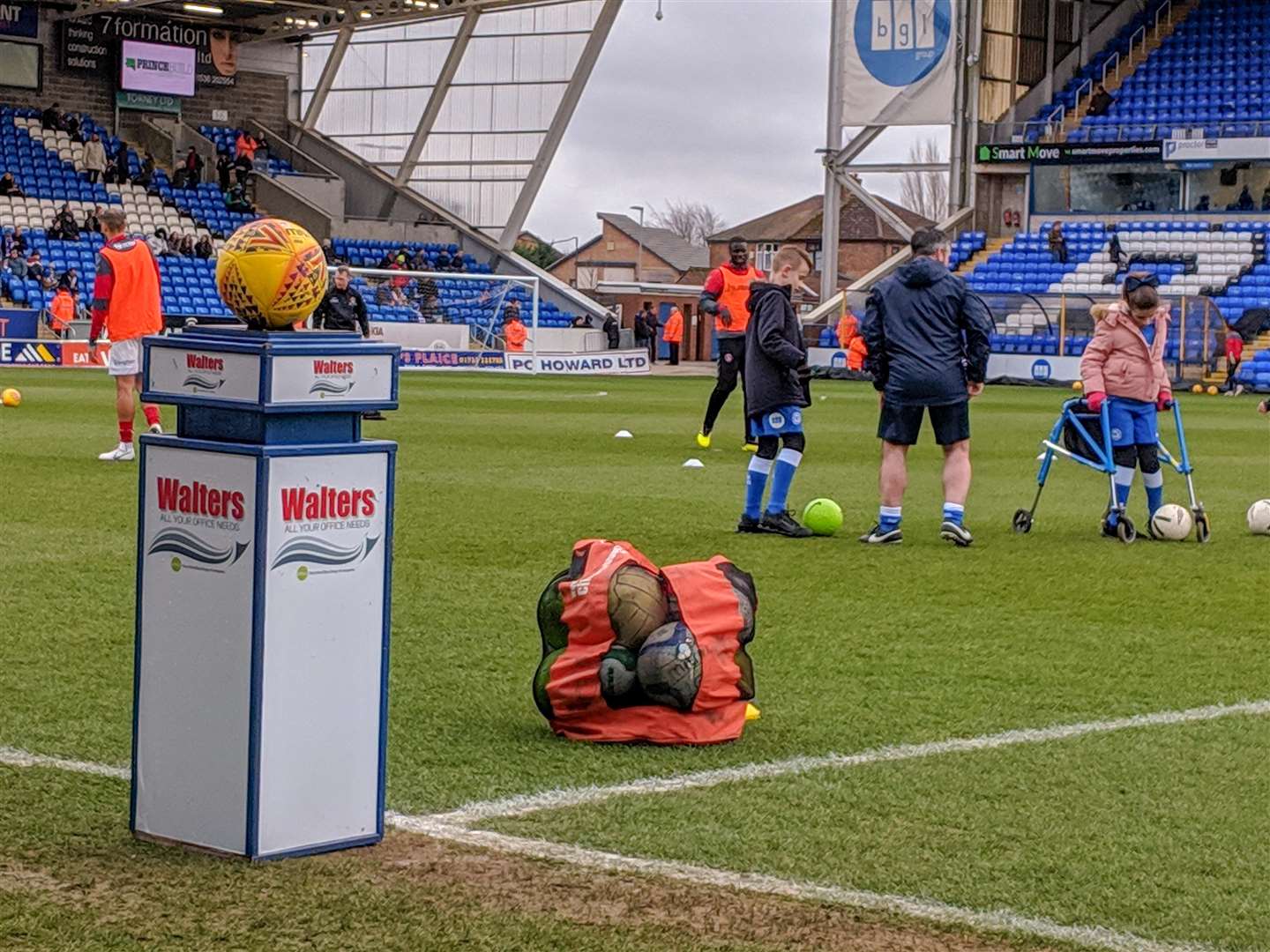 Sophie and Lewis had a coaching session while the players warmed up for the match. (7090812)