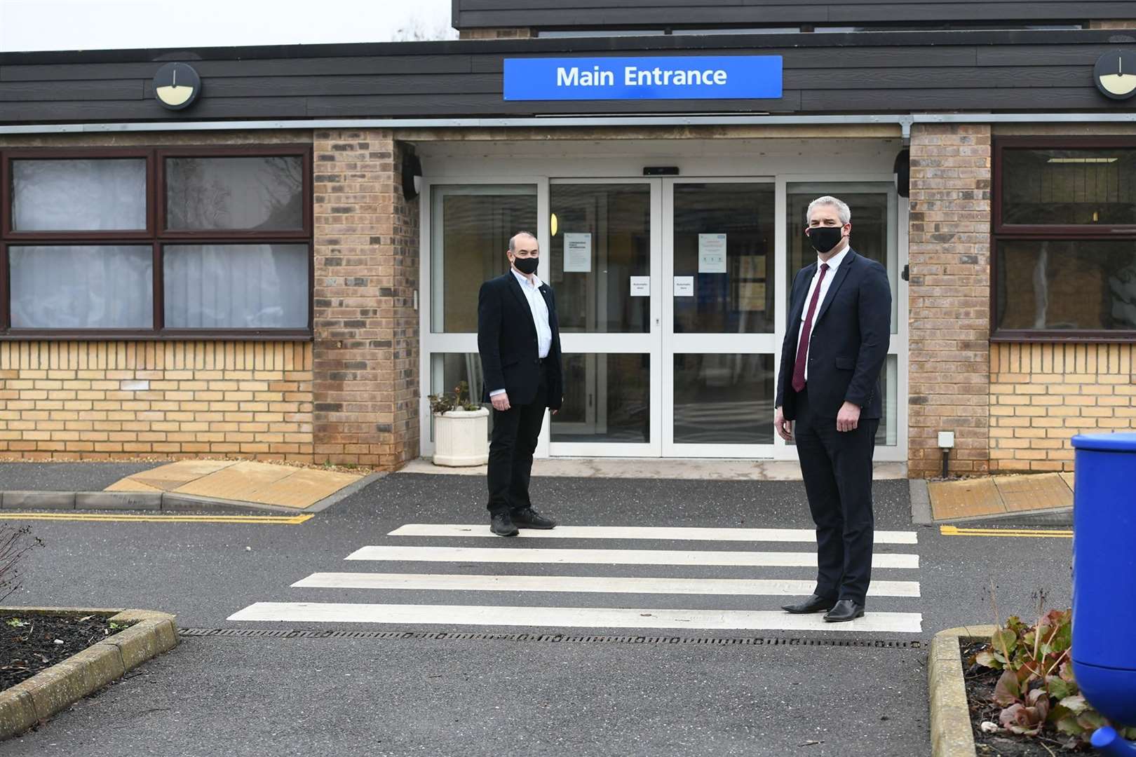 MP Steve Barclay with Dr Simon Hambling at Doddington Hospital which is a hub for the covid vaccine programme in Fenland. (56330719)