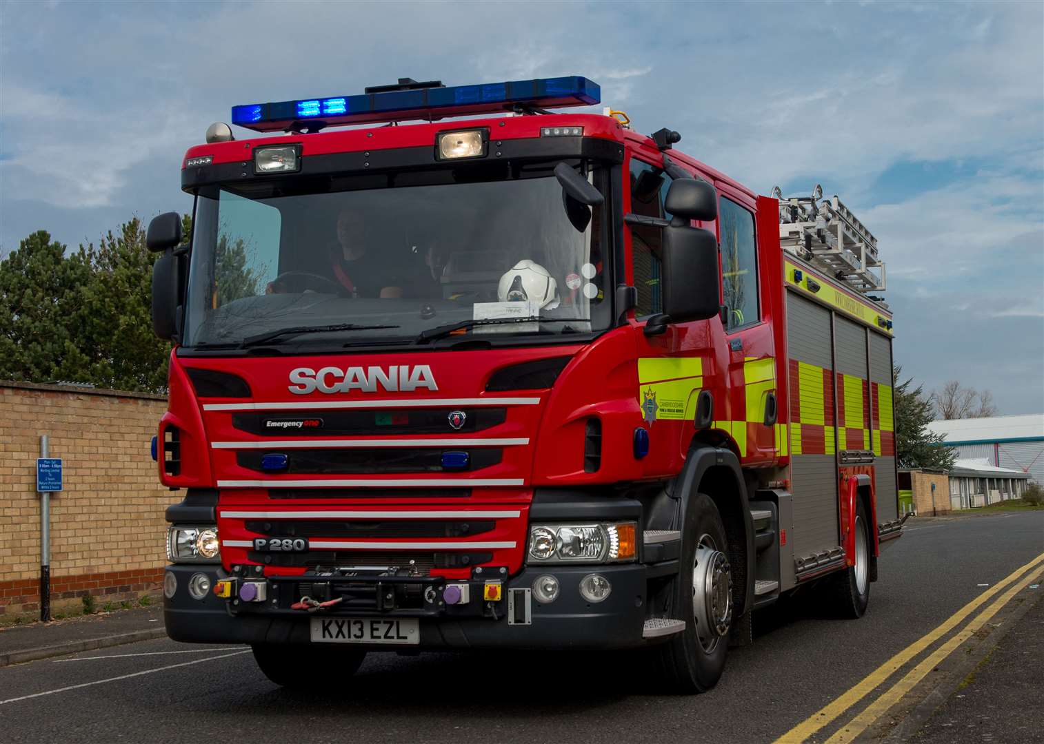 A fire engine out on a call. (39280199)