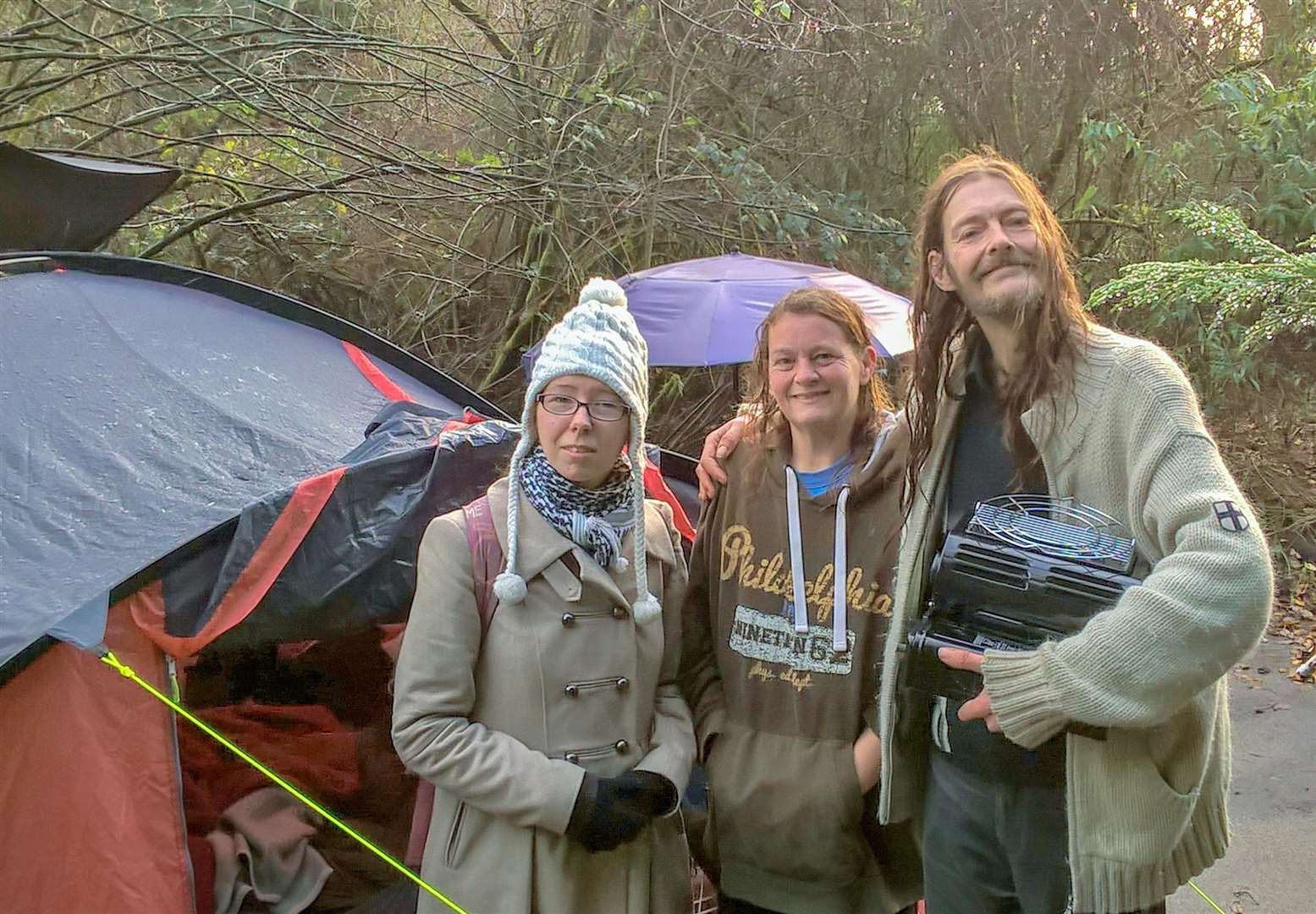 Amy Broad presents the heater to homeless couple Jenny and Joe. (6162624)