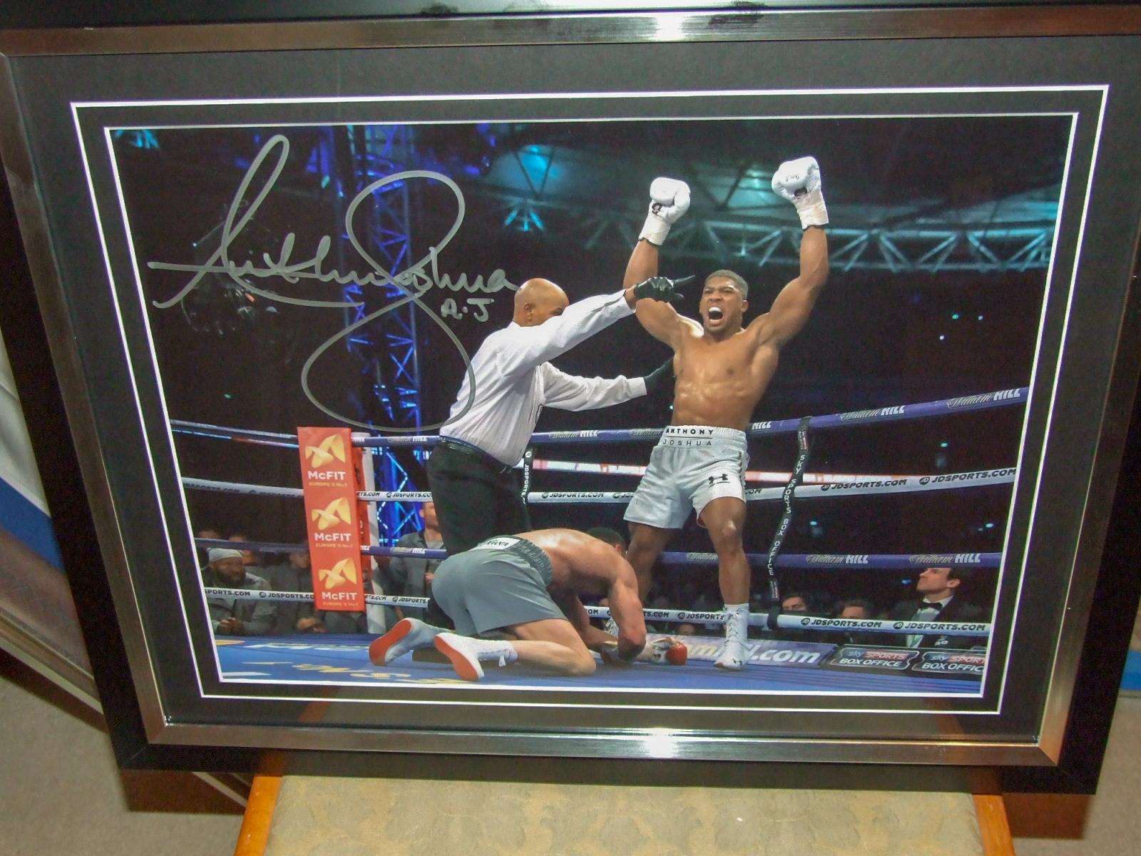 A photo signed by Anthony Joshua. (6744089)