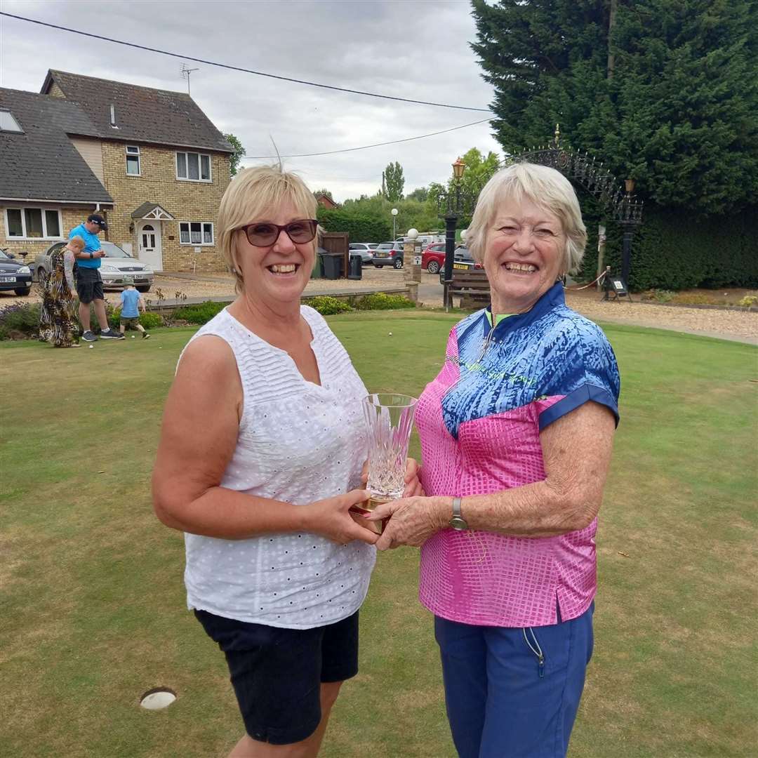 Rosalind Upton receives the ladies’ trophy from lady captain Marilyn Sayer (58212935)