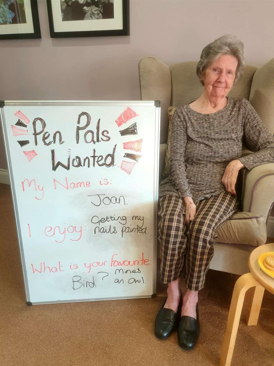 Joan is looking for someone to write to her. (55107253)
