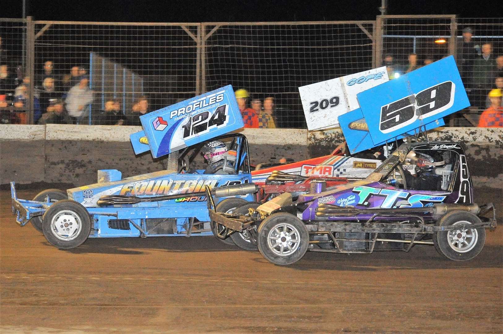 PICTURE Wisbech’s Ollie Skeels on his way to winning the F2 Stock Car Final at King’s Lynn – defending from a hard charging 59 Lee Dimmock (16012607)
