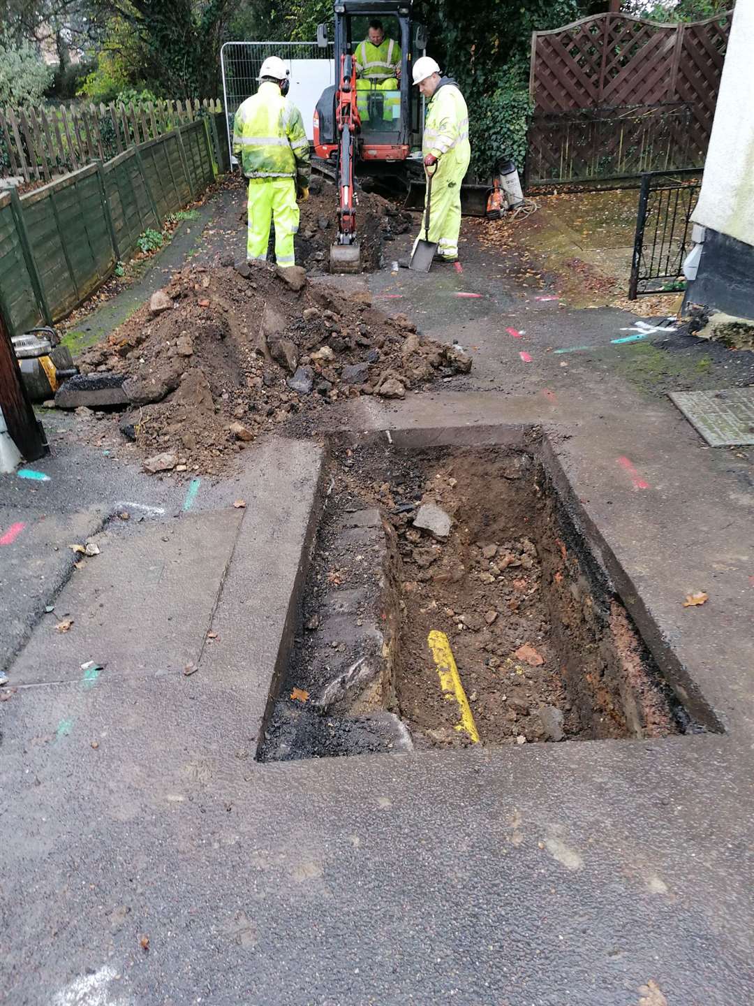 Cambridgeshire Highways team start on trench two after finding nothing in their first hole. (43350644)