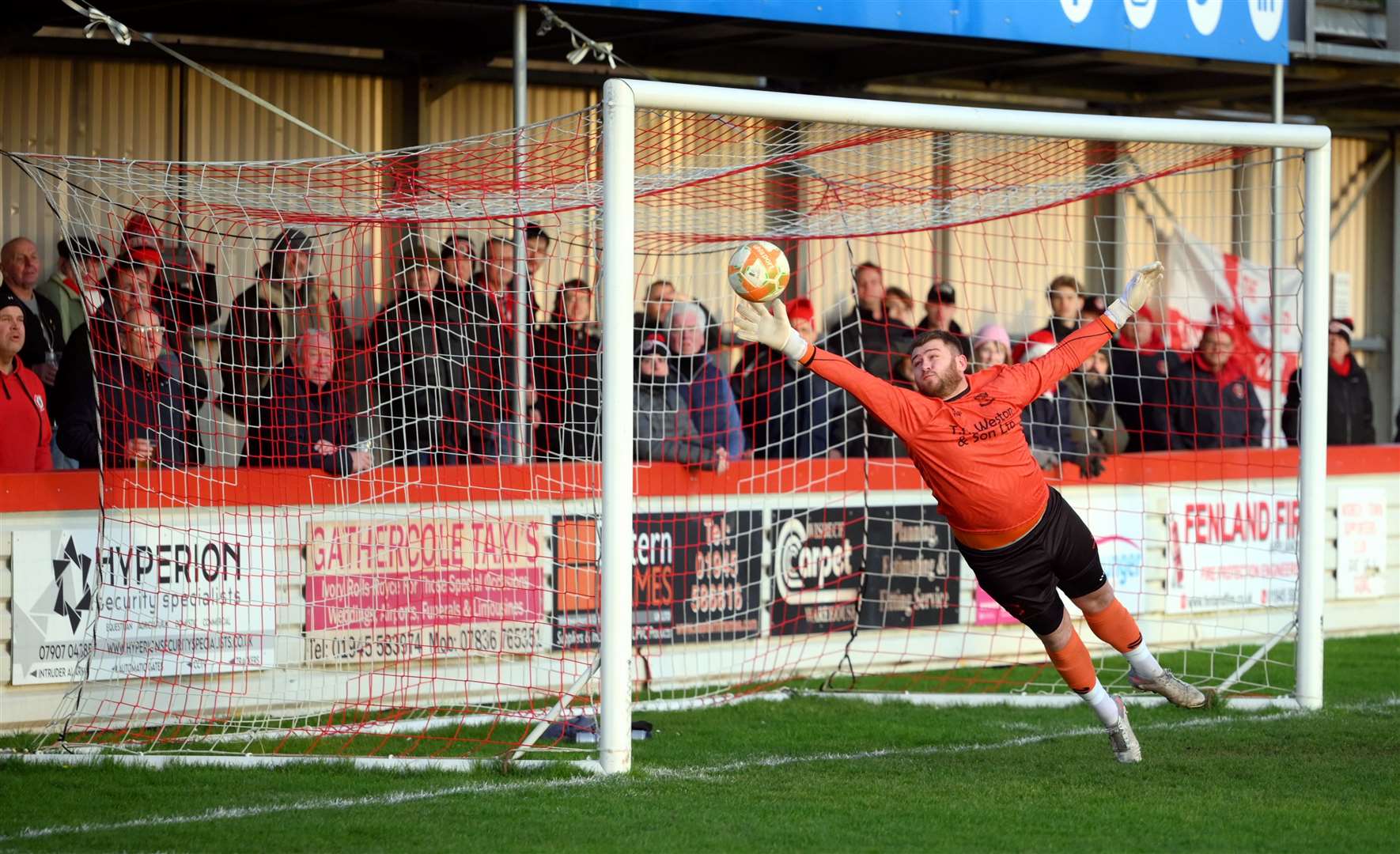 Joe Reed's free-kick beats Lincoln United's goalkeeper to make it 1-1