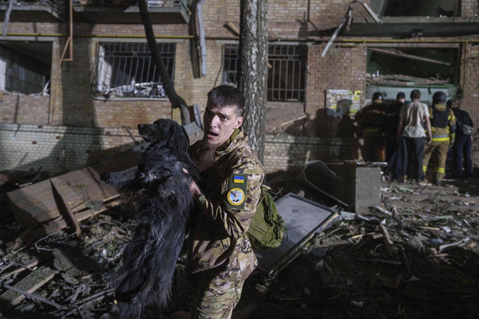 Air strikes in Kyiv are continuing (AP)