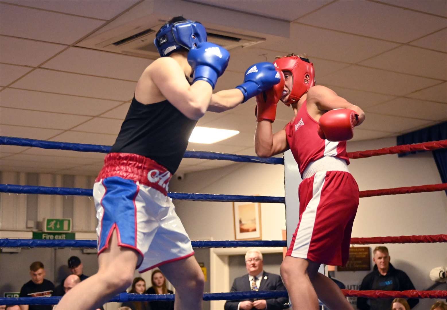 March Boxing Club evening of boxing..Harry Warden (red) vAyan Ahmed (blue). (55848601)