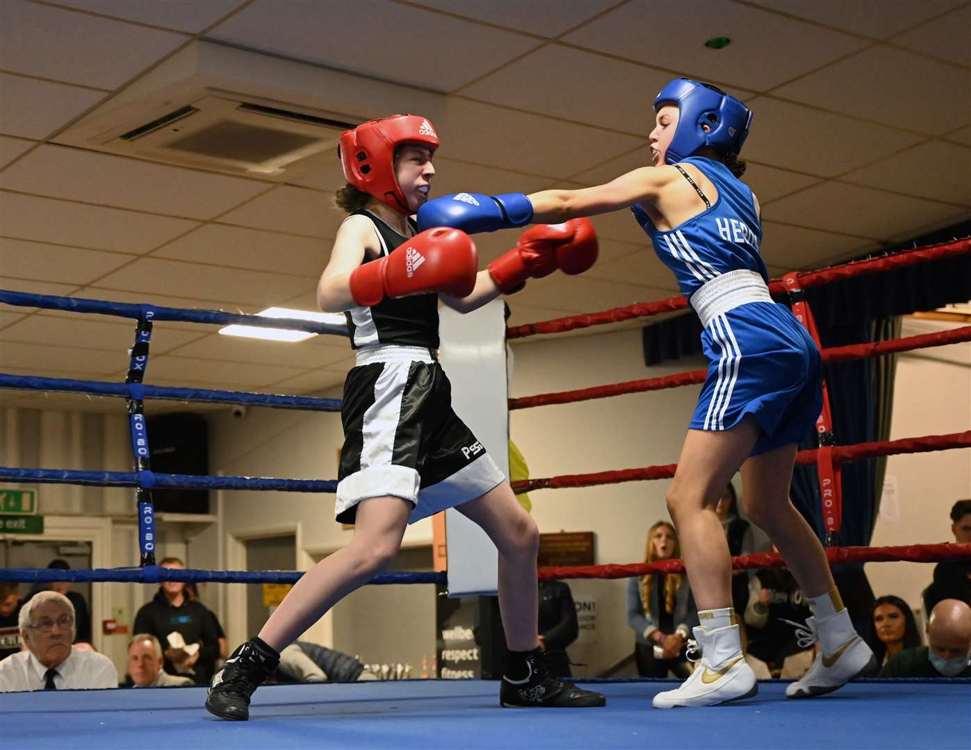 March Boxing Club evening of boxing..Lacie Moulding (red) v Imogen Cave (blue). (55848575)