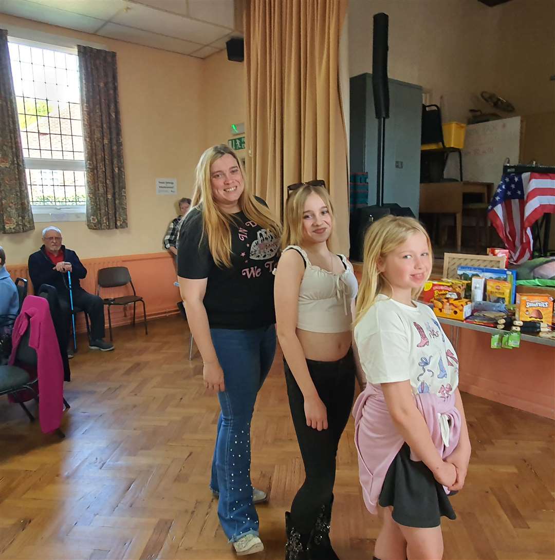 Michaela Bennetto with daughters Abi, 12, and Kaitlyn, 11