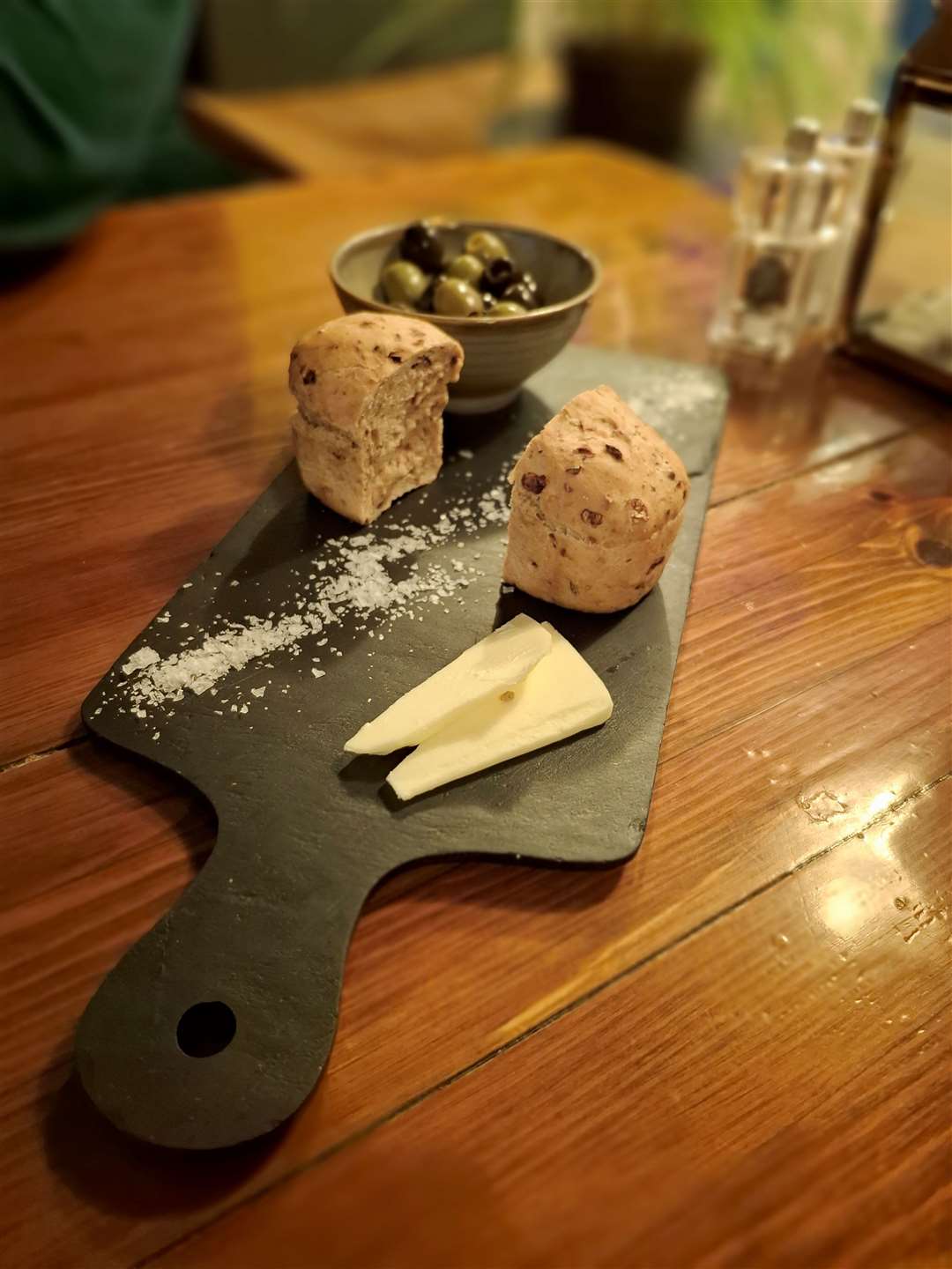 The olives and bread appetiser