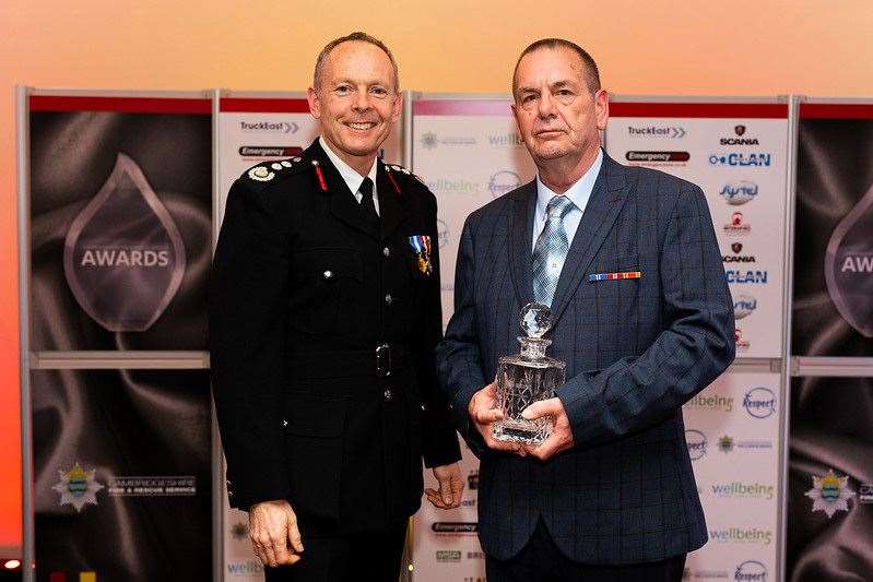 Roger Nunn receives his chairman's award. (55588183)