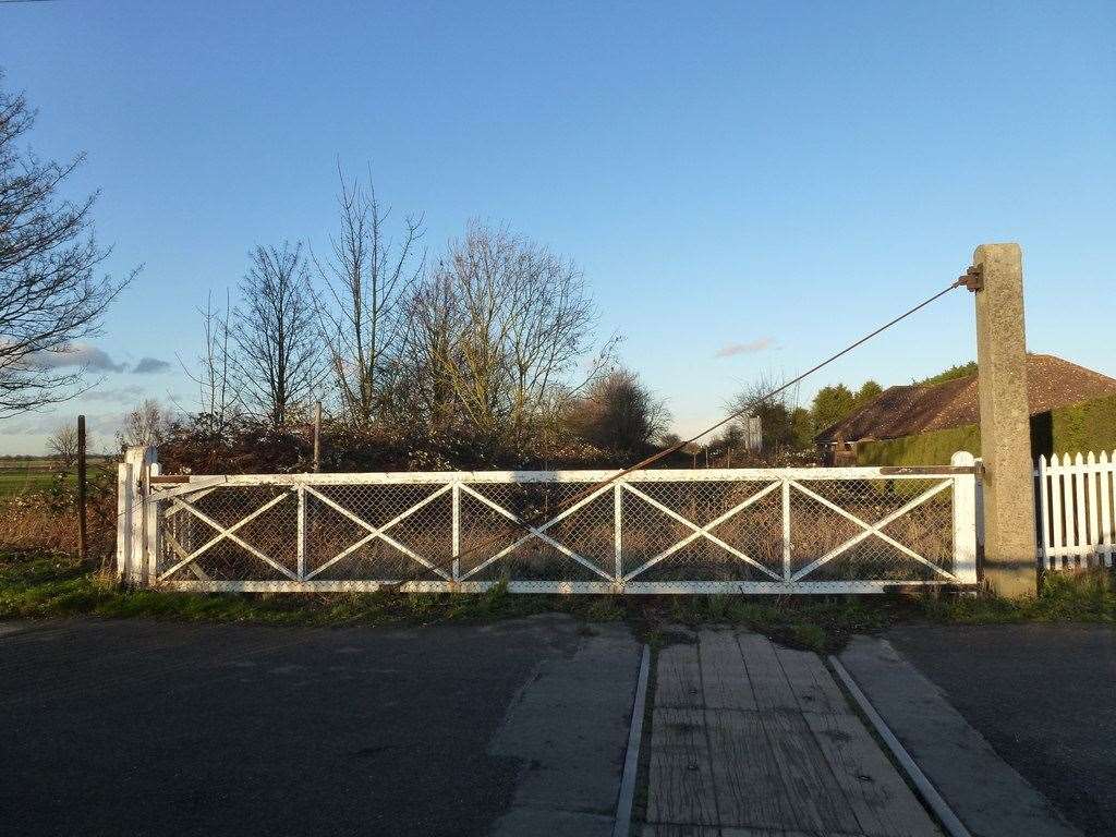 Coldham crossing looking towards Wisbech. Photo: Richard Humphrey/Geograph Project. (54784316)