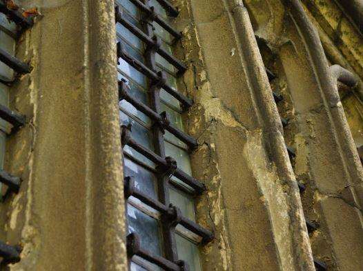 Vestry East Window: Rusted ferramenta have cause severe cracking of the stonework. (6938349)
