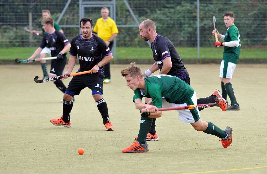Peele Leisure Centre - men's hockey action Long Sutton v Pelicans (18865989)