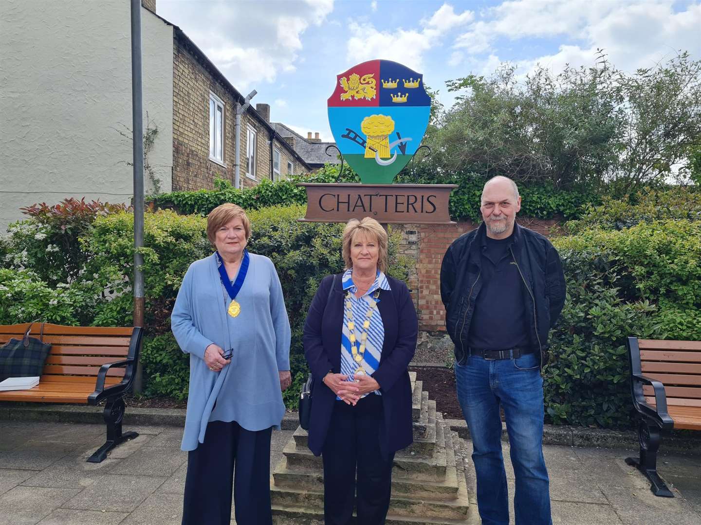 Mayor Coun Linda Ashley, Deputy Mayor Coun Anne Hay and artist Mr Ric Savage. (56715709)