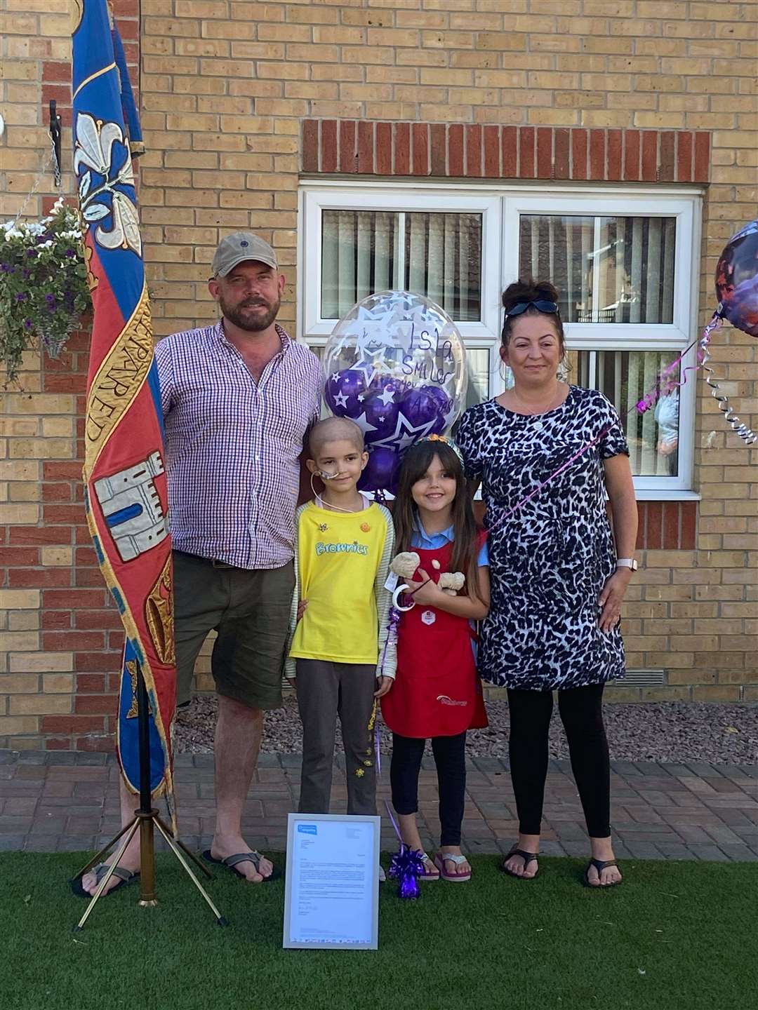 Isla pictured at the ceremony with her mum Laura, Dad Ian and sister Enya. (40670584)