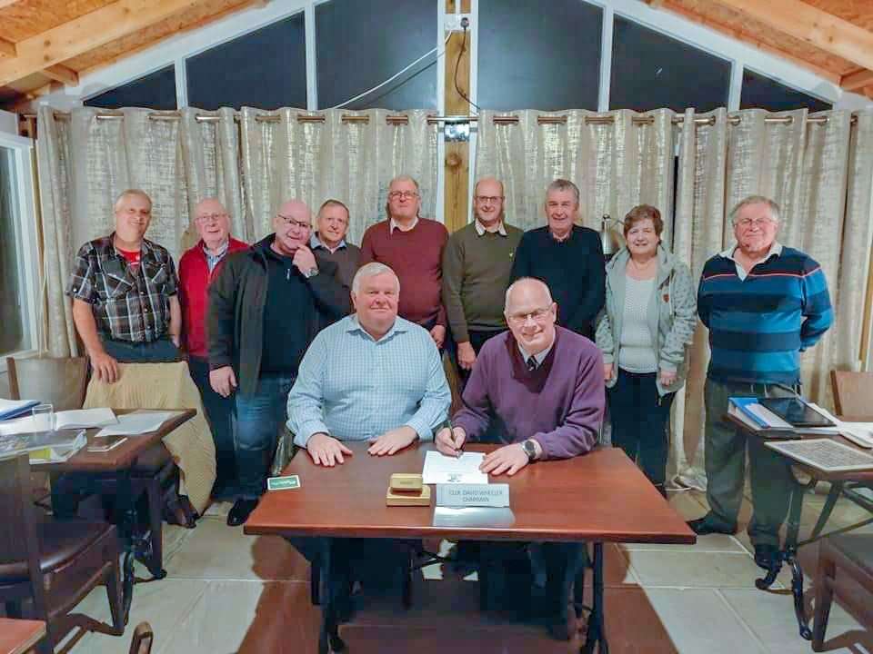 Chairman David Wheeler and Armed Forcers Covenant Champion local resident Steve Wellon sign the document watched by councillors. (55019689)