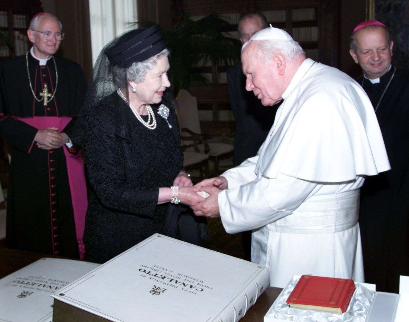 Queen Elizabeth II exchanges presents with with Pope John Paul II during an audience at the Vatican in 2000 (PA)
