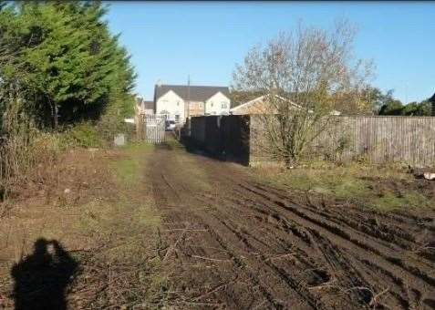 View looking towards entrance with New Road. Image: L Bevens Associates.