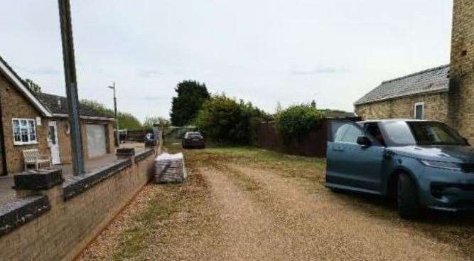 View looking towards entrance with New Road. Image: L Bevens Associates.