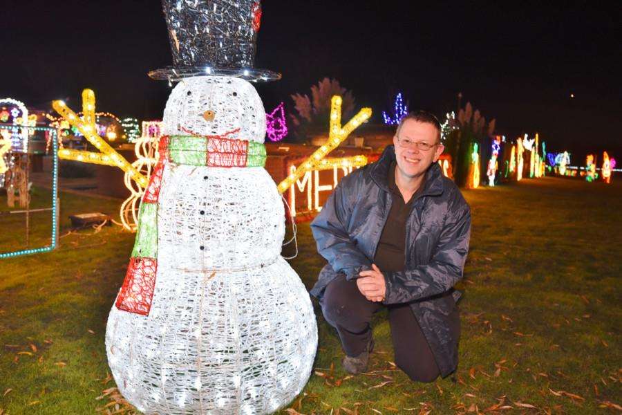 Christmas lights at Duncombes Road, Turves. helper Phil Hall EMN-161129-193052009