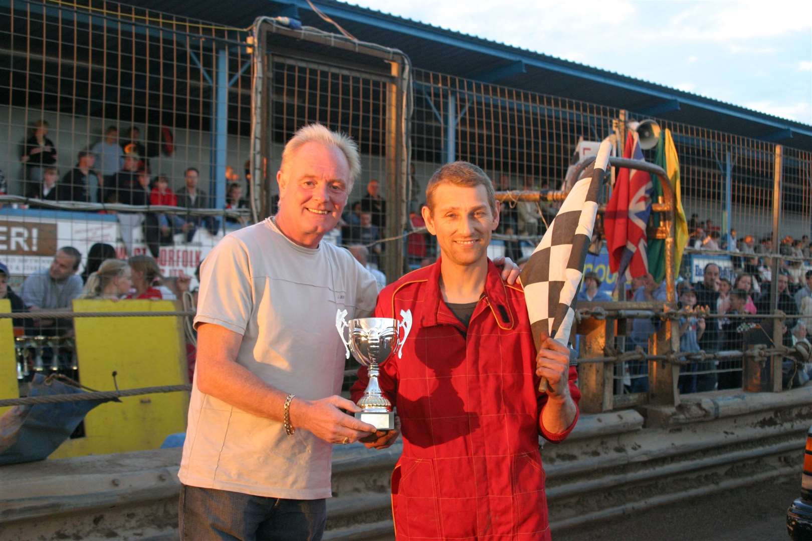 673 John Moat receives his silverware from Coronation Street’s “Les Battersby” following a race victory back in 2005. Picture: Kev Wickham.