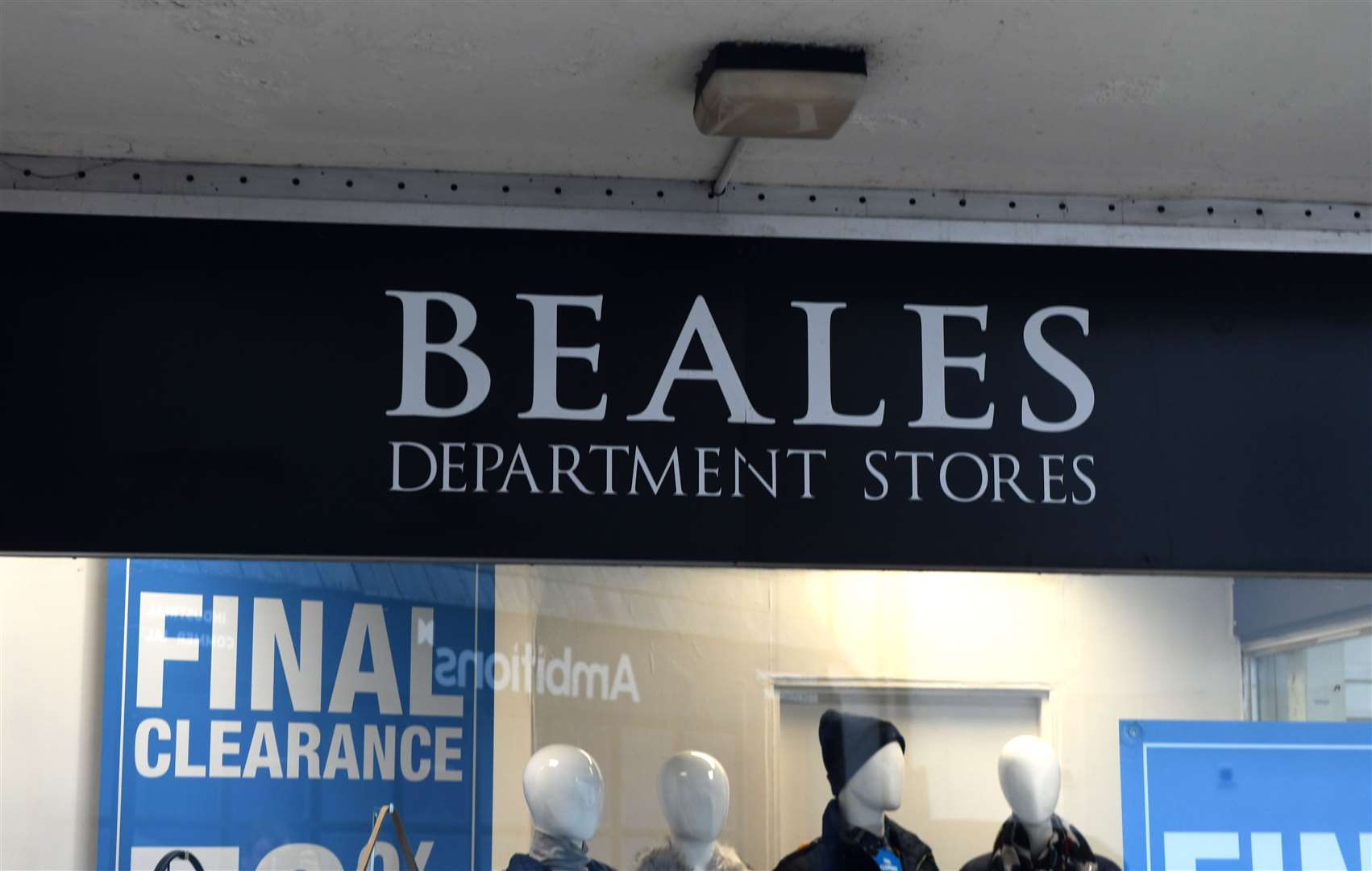 Shoplifter jailed for stabbing worker at Beales in Wisbech.