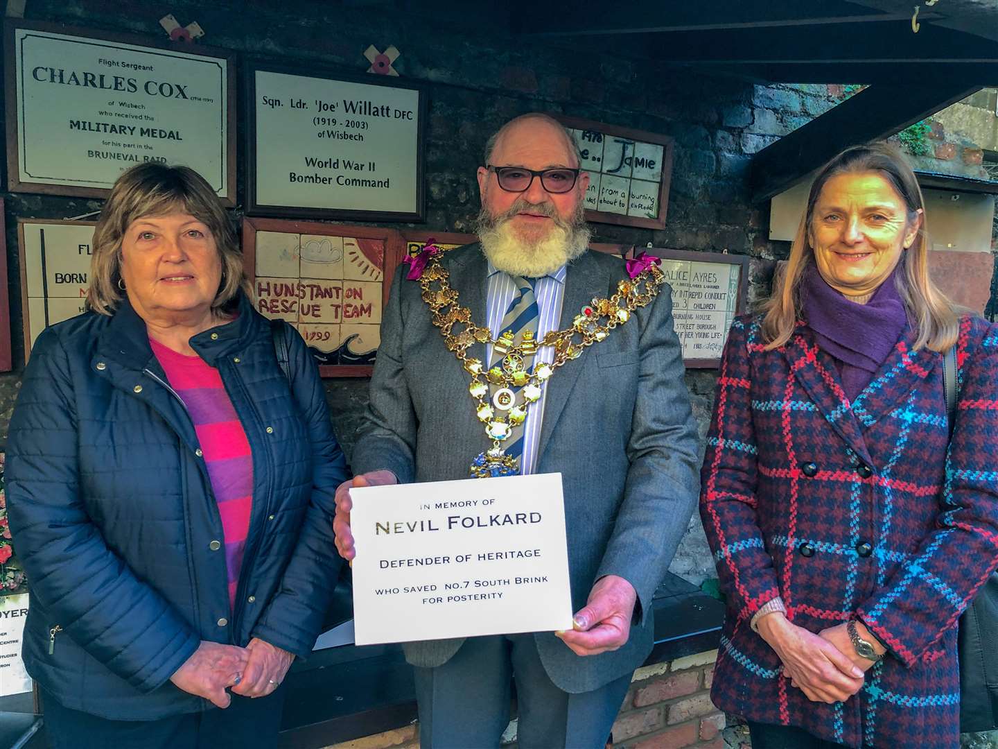 Mayor Michael Hill unveils a plaque to Nevil Folkard in Heroes’ Arcade. (23437498)