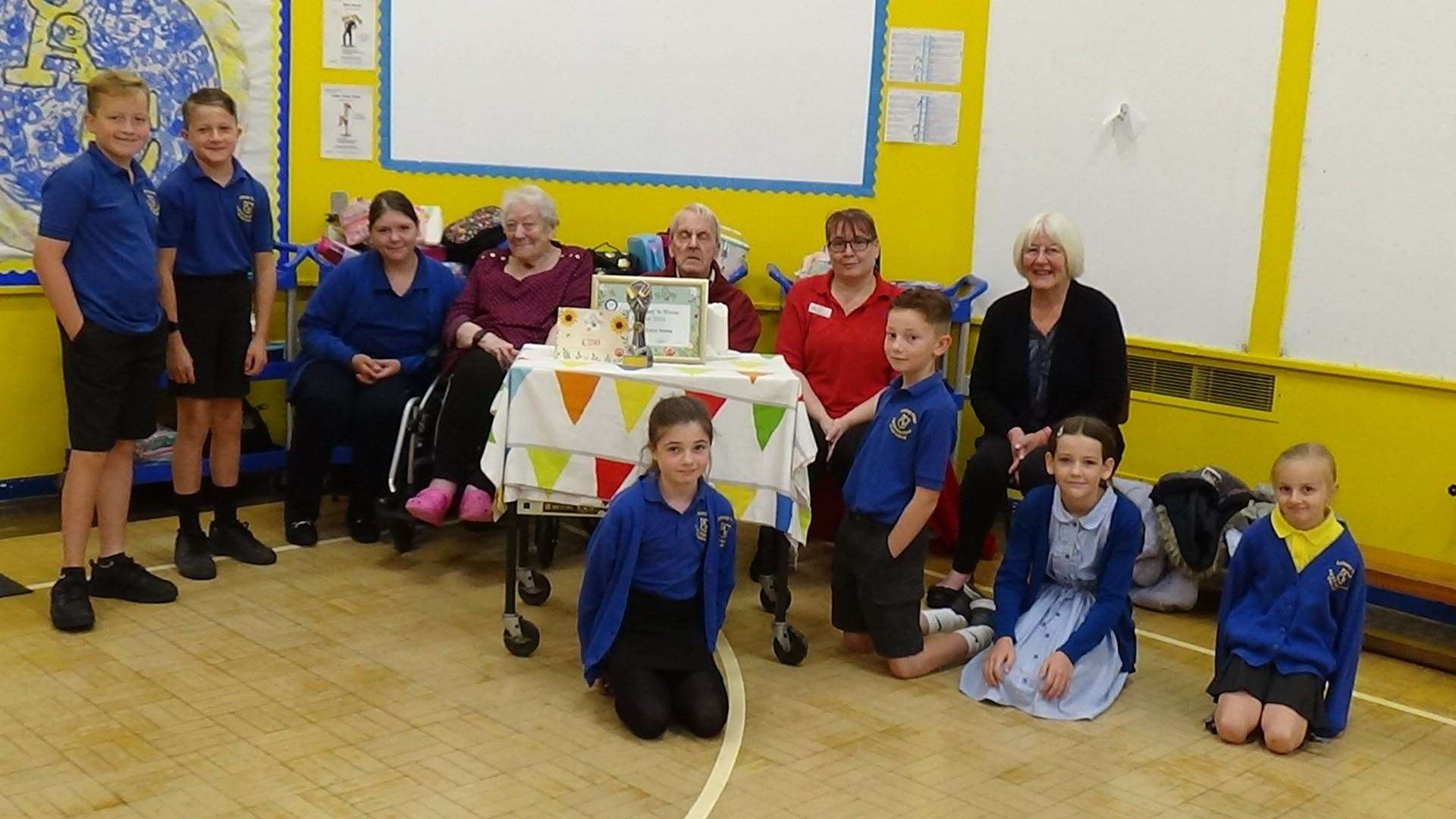 The Lyncroft team Roz, Roy, and Sarah with the year bee competition winners from left: Harry, Kaiden, Tilly, Elias, school volunteer Mrs Allan, Emma, Daisy, and Lucie (front).