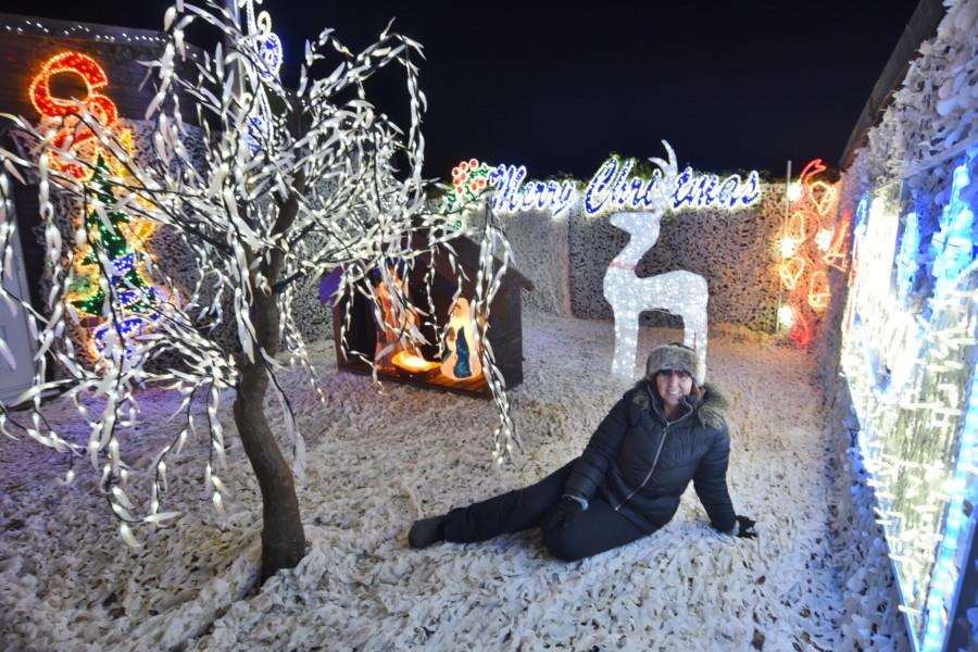 Christmas lights at Duncombes Road, Turves. Amanda Dempsey EMN-161129-193006009
