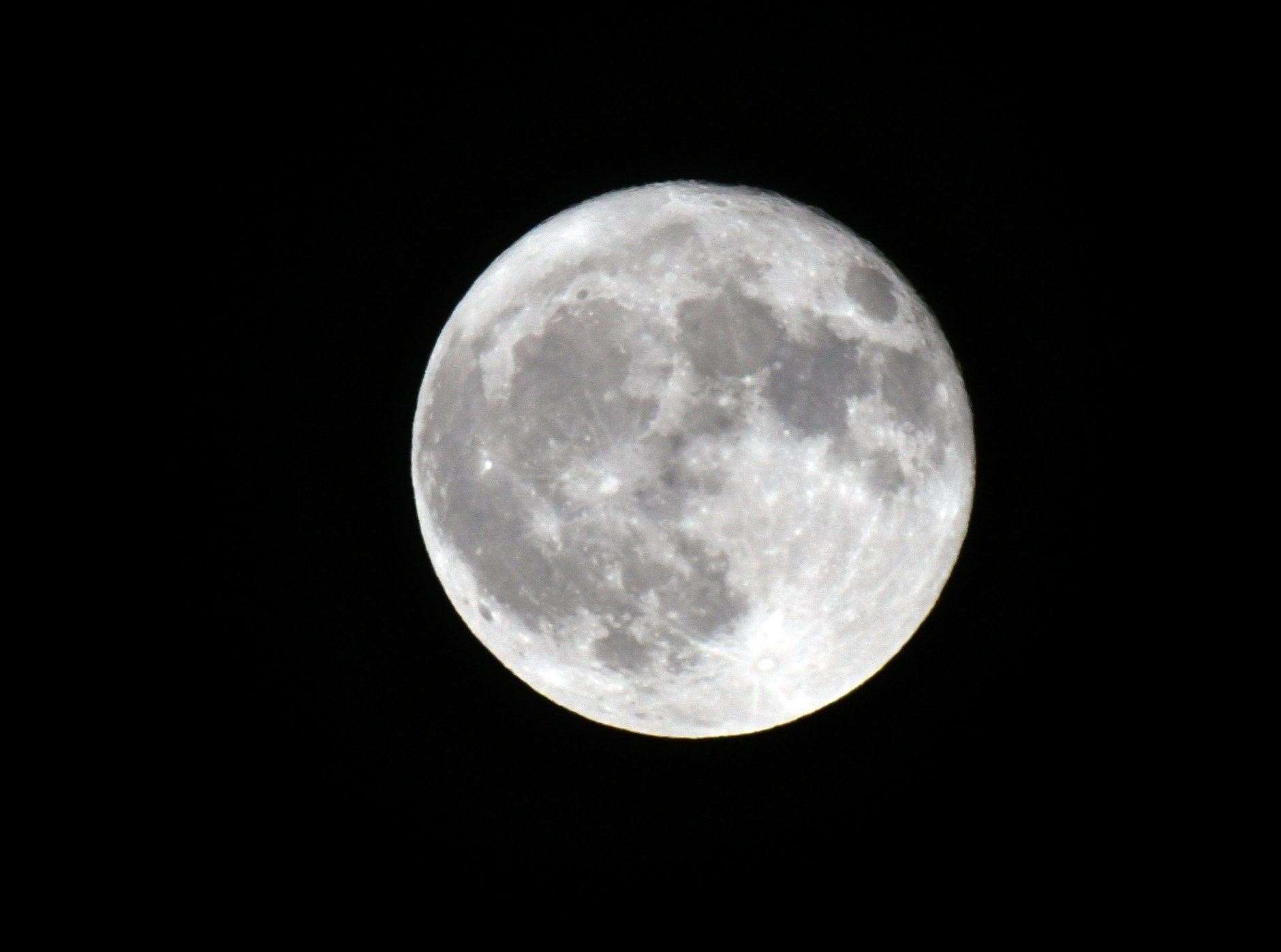Full moon. (42933420)