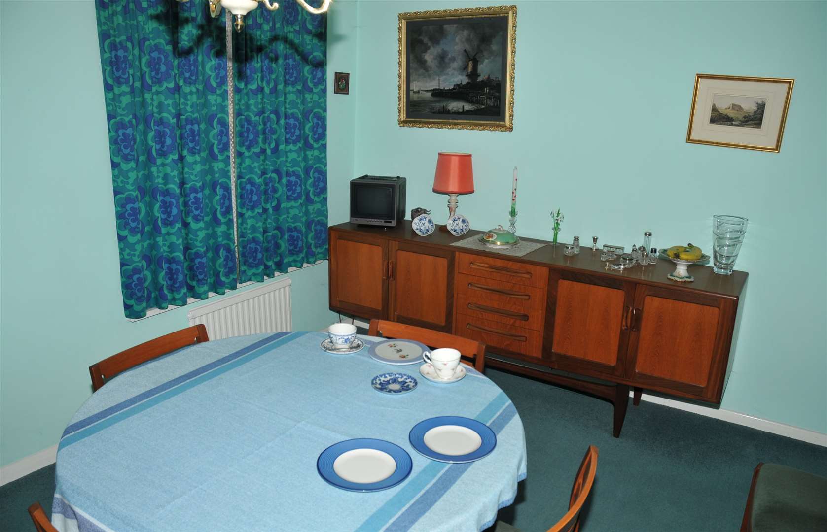 Una Crown’s dining room table was found to be set for two people, in an ‘untidy manner’