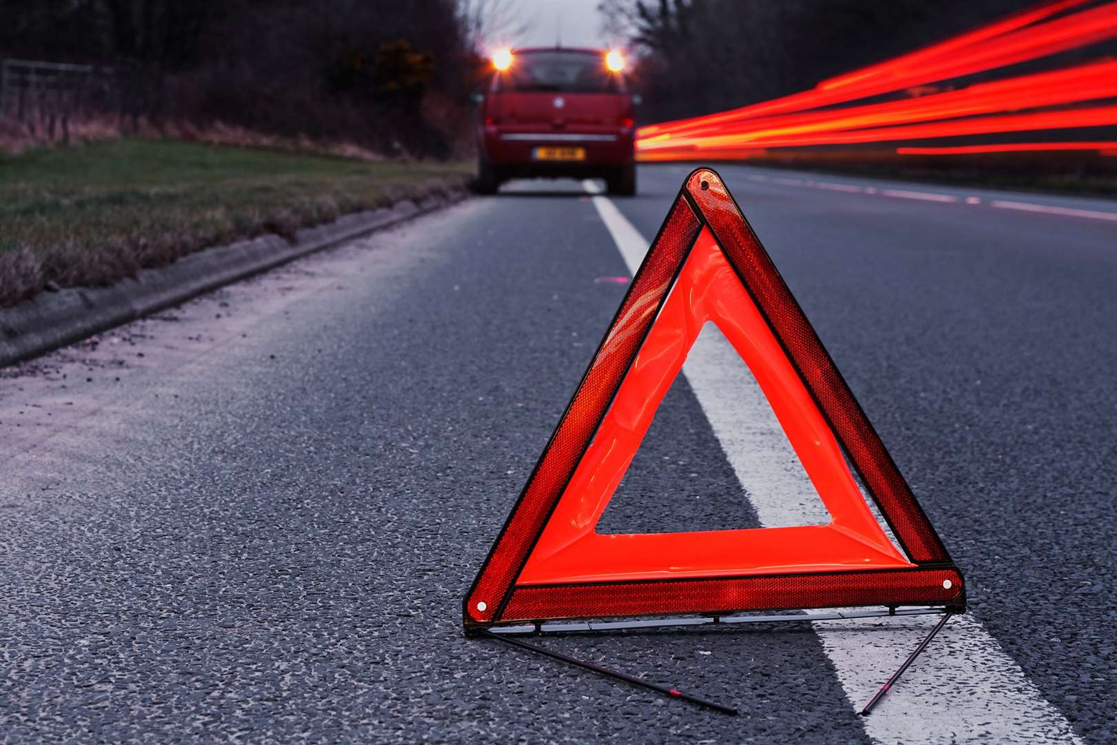 Votre voiture devra porter un triangle de présignalisation rouge en France