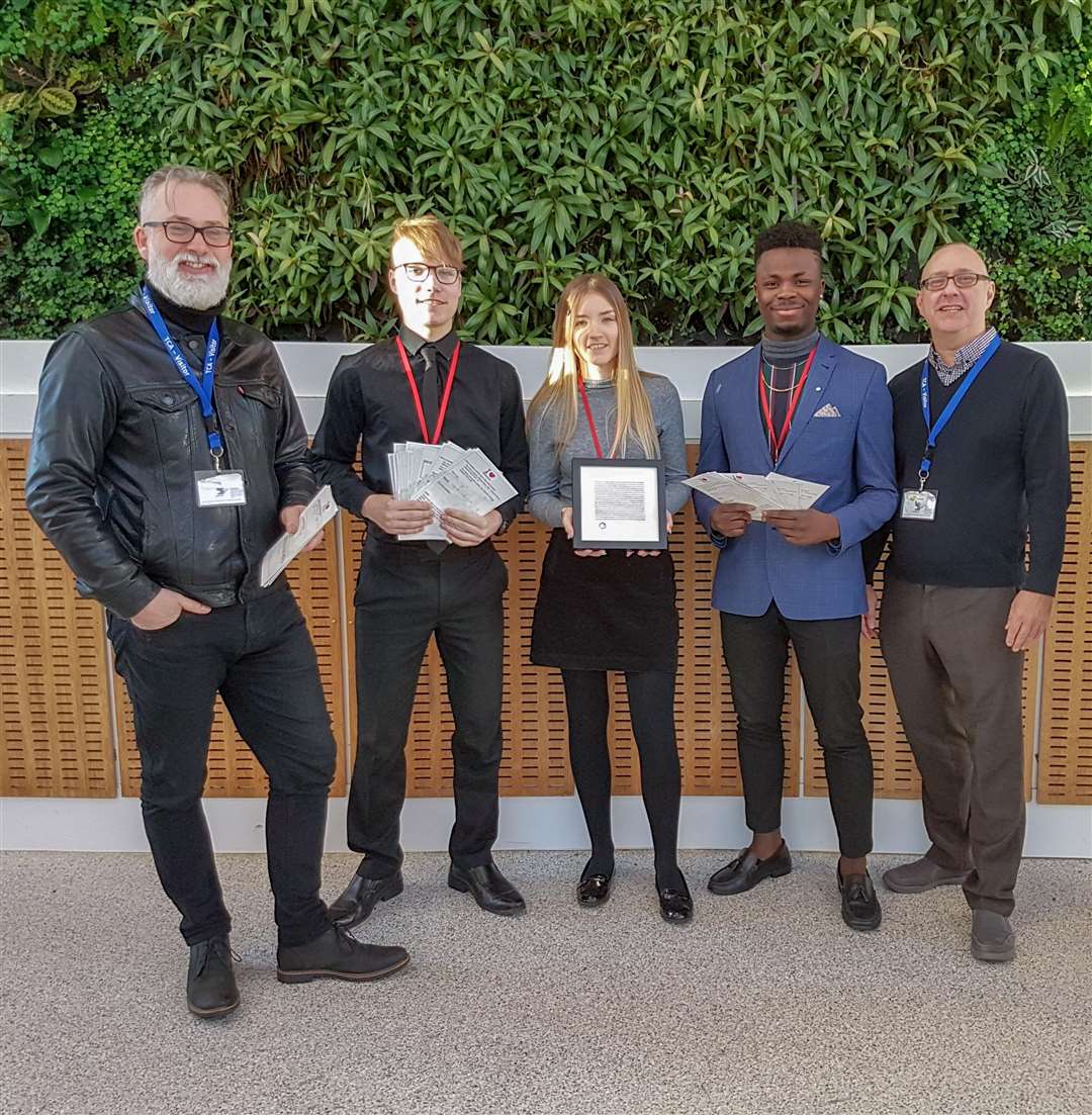 Local artist Tim Mann (left), students Irmantas Ruzgys, Chloe Smalley andSebastien Njingo, and Russell Rolph from Support Cambridgeshire. (6944447)