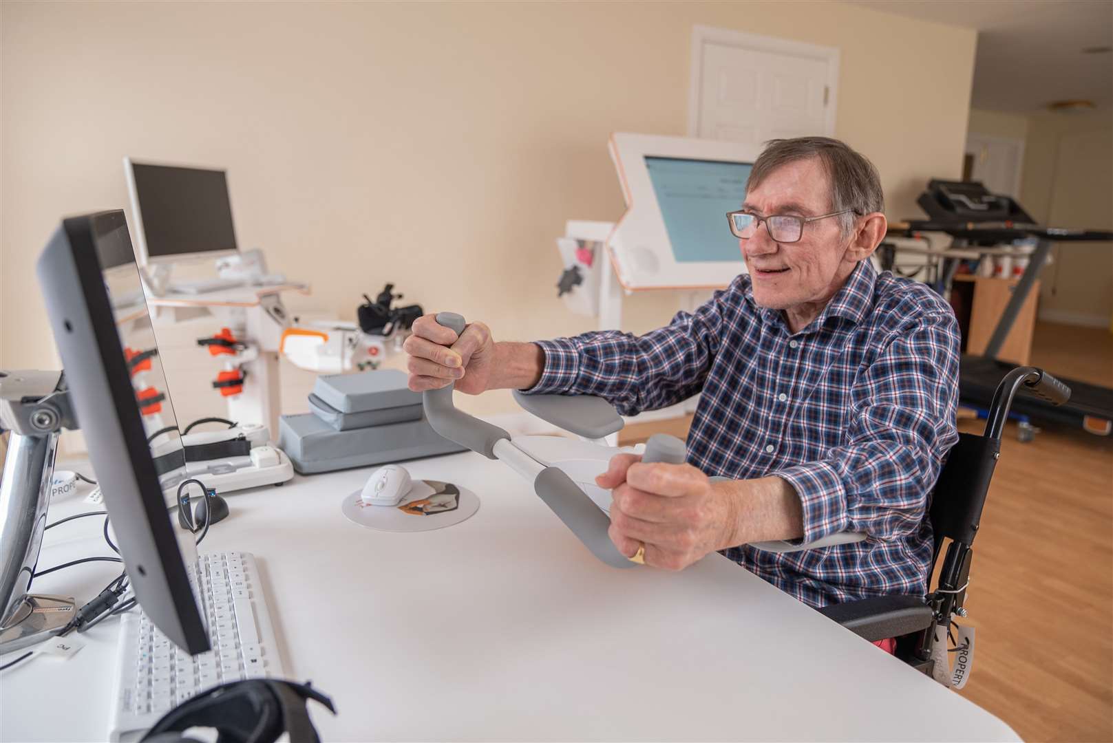 Justin made use of Tyromotion’s PABLO, a sensor-based device for unilateral and bilateral training, which focused on building movement and coordination in his upper limbs. (47176923)