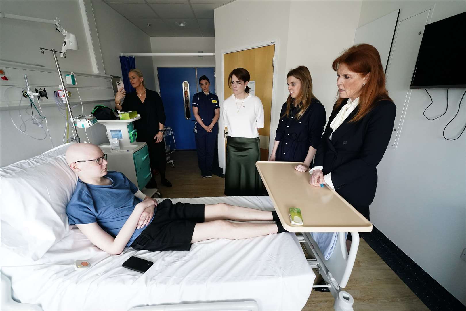 Sarah, Duchess of York and her daughters Beatrice and Eugenie speak to patient Lennon Pearson (Aaron Chown/PA)