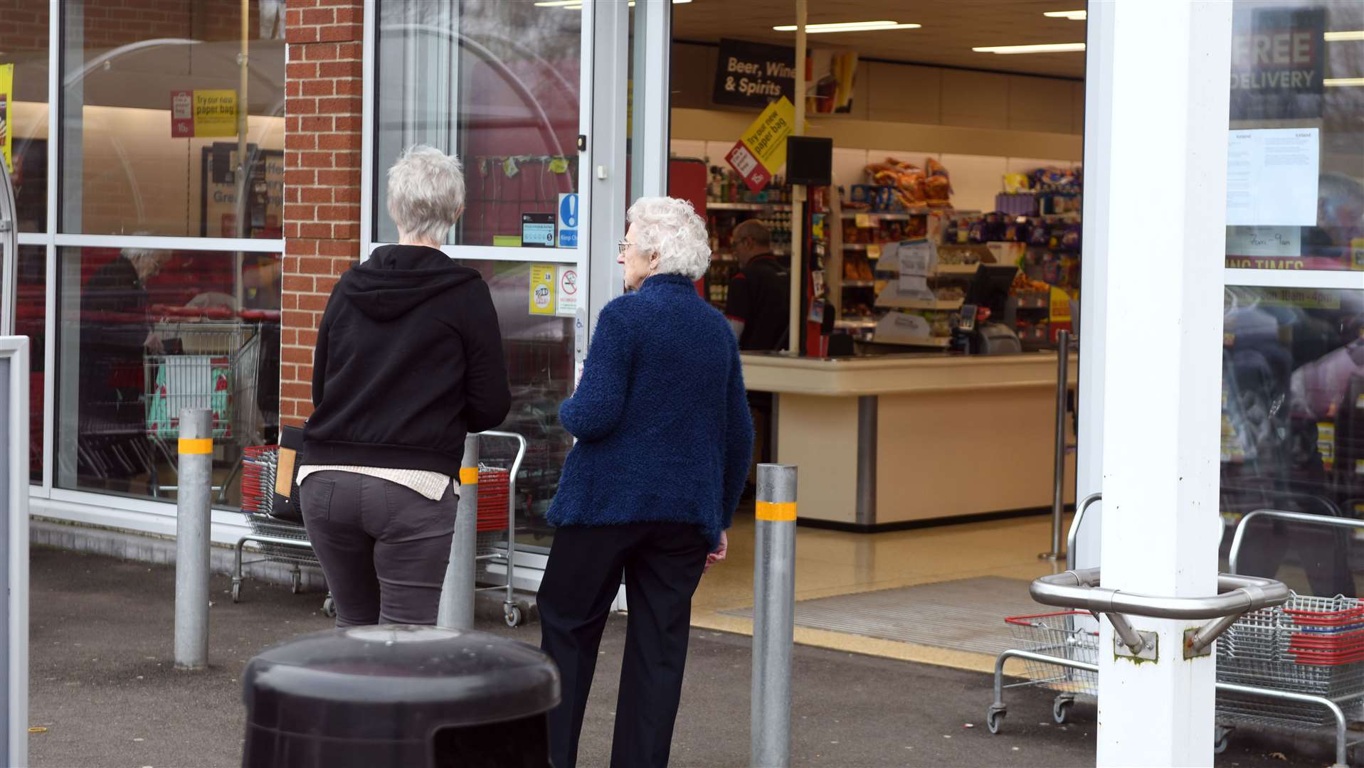 Wisbech Iceland that has opened has 7am. (31871260)