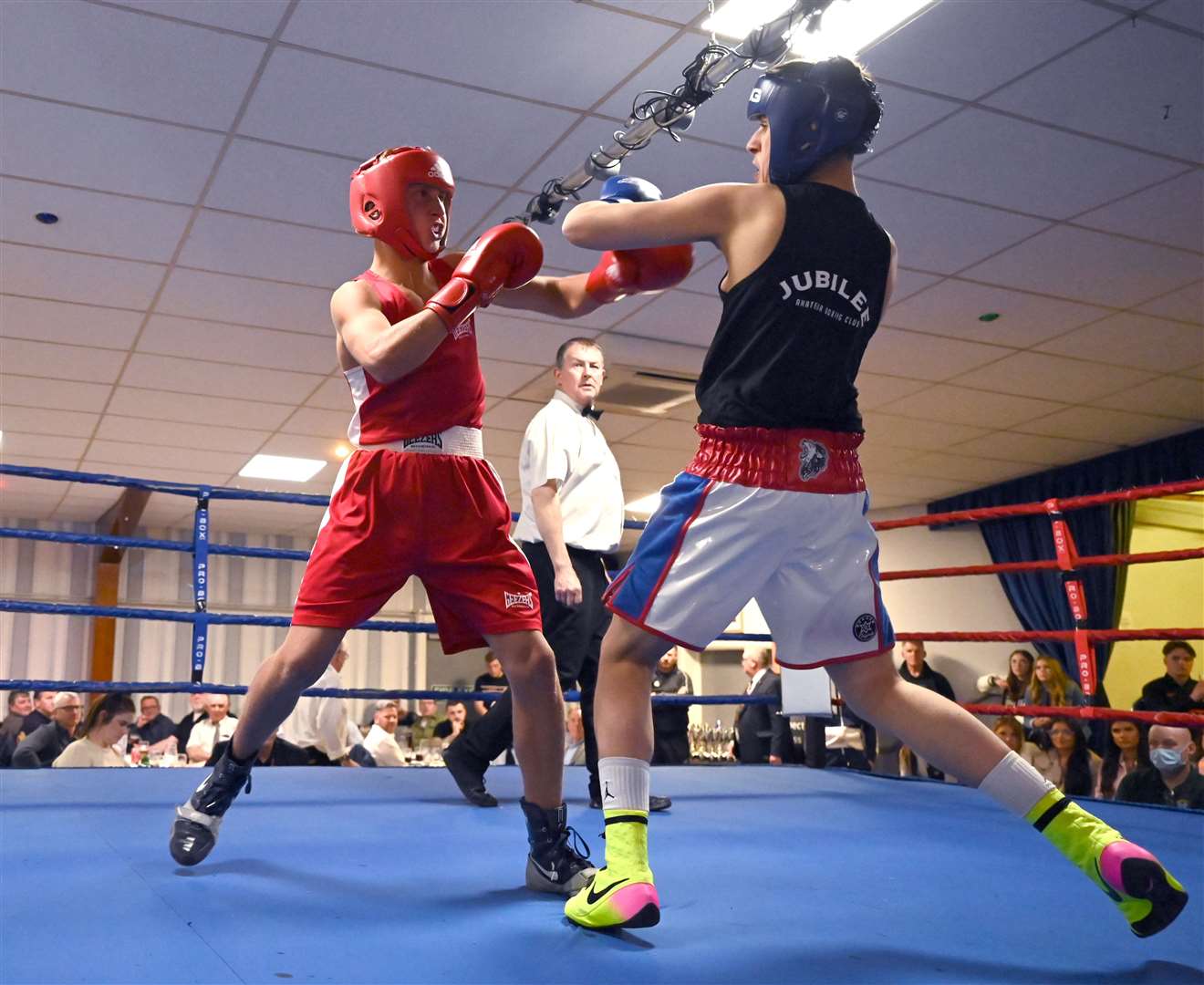 March Boxing Club evening of boxing..Harry Warden (red) vAyan Ahmed (blue). (55848597)
