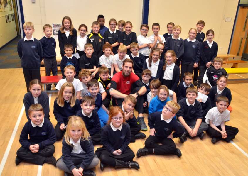 Running man Ben Smith with pupils at Long Sutton Primary School. Photo (TIM WILSON): SG211116-118TW