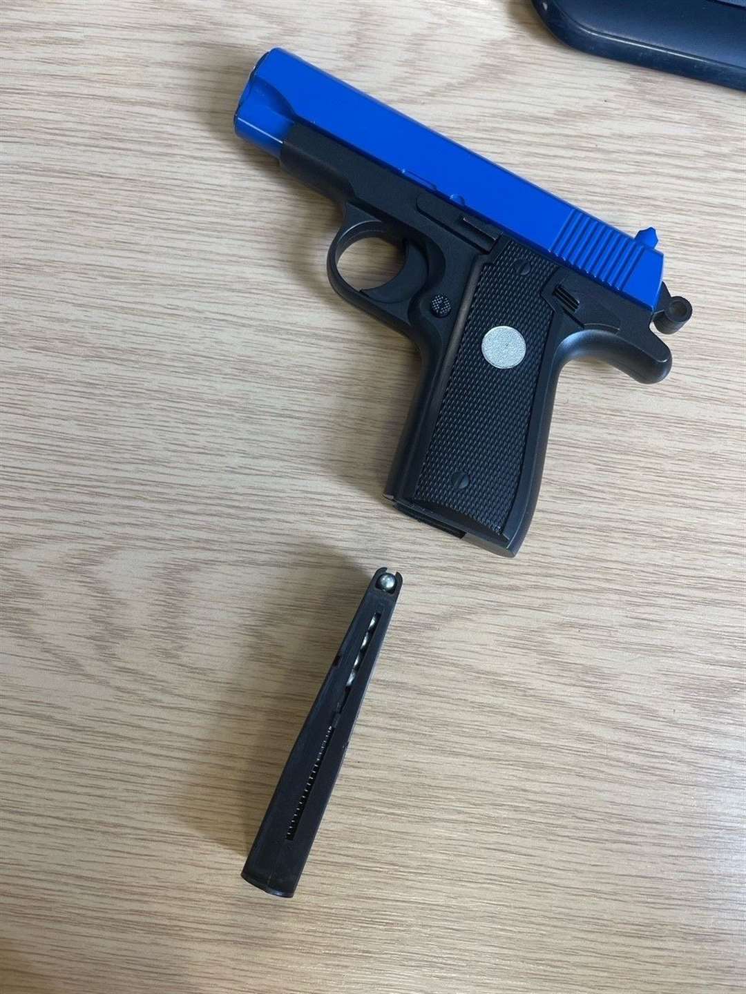 Eafled-eyed police officer spotted a ma carrying this gun. (59075731)